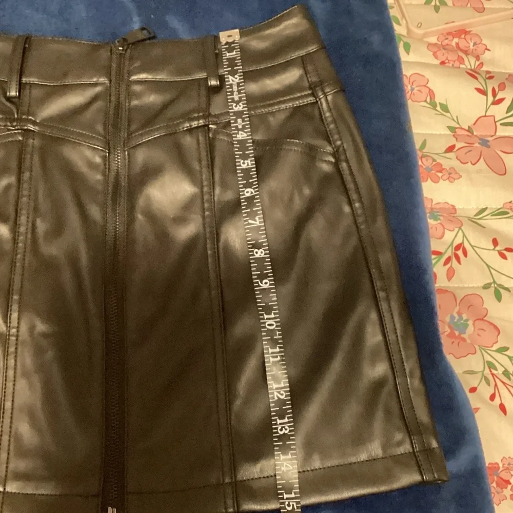 NWT DKNY Size 24 Black Faux Leather‎ Mini Skirt